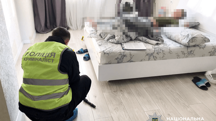 Поліціянт поруч із тілом загиблого військового