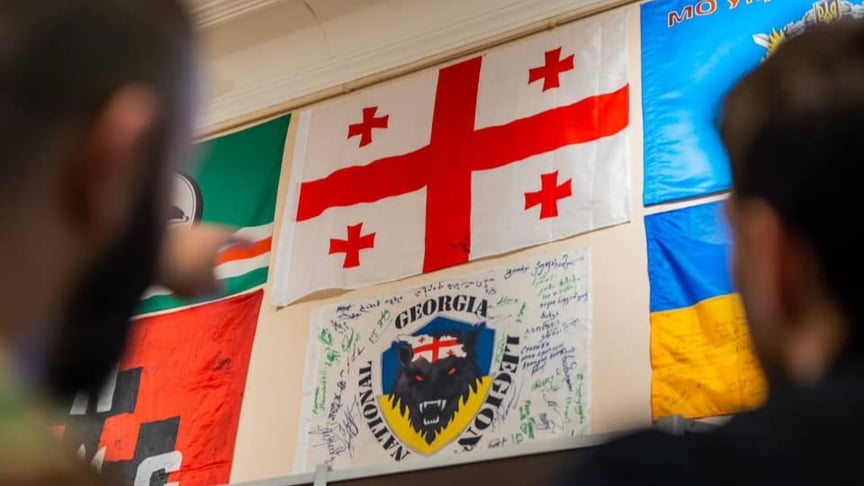 Ілюстративне фото. Прапор Грузії, а під ним — прапор «Грузинського легіону»