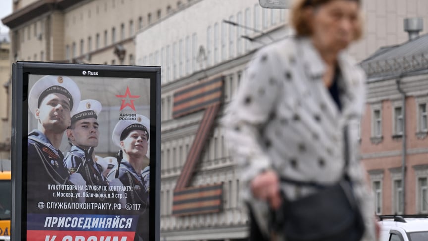 Плакат із закликом до служби в армії за контрактом, Москва, росія
