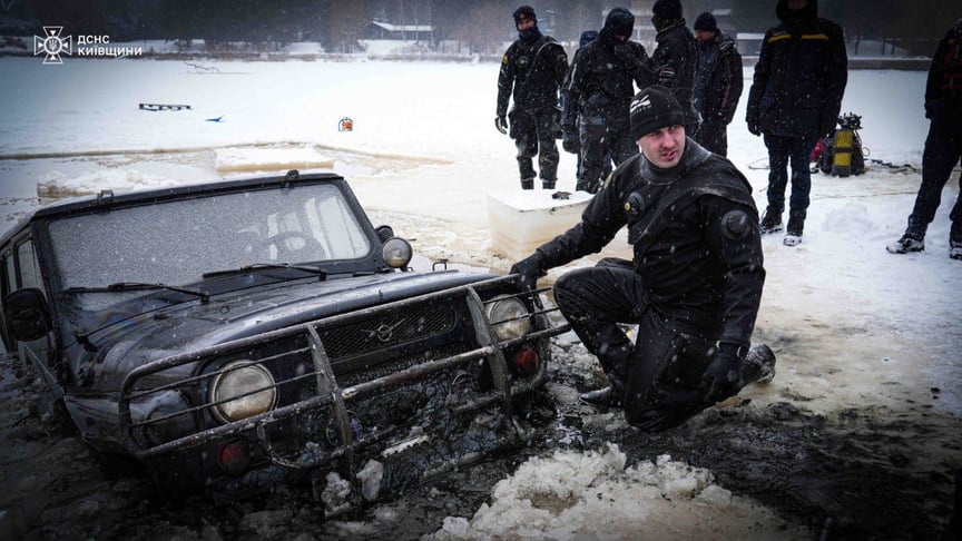 Рятувальники працюють на водоймі Вишгородського району, де провалилося авто під кригу