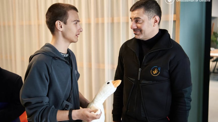 Омбудсмен Дмитро Лубінець з евакуйованим хлопцем