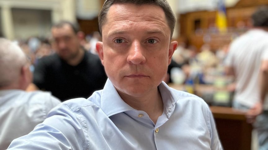 Народний депутат Олесь Довгий у залі засідань Верховної Ради