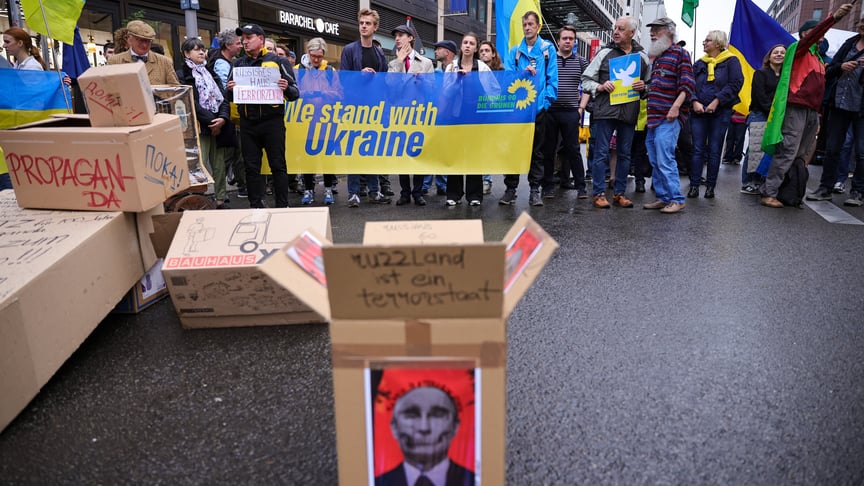 Мітингувальники, які святкують закриття «російського дому науки й культури», та протестувальники, які виступають проти закриття «російського дому» в Берліні, Німеччина, 4 вересня 2026 року Мітингувальники, які святкують закриття «російського дому науки й культури», та протестувальники, які виступають проти закриття «російського дому» в Берліні, Німеччина, 4 вересня 2026 року