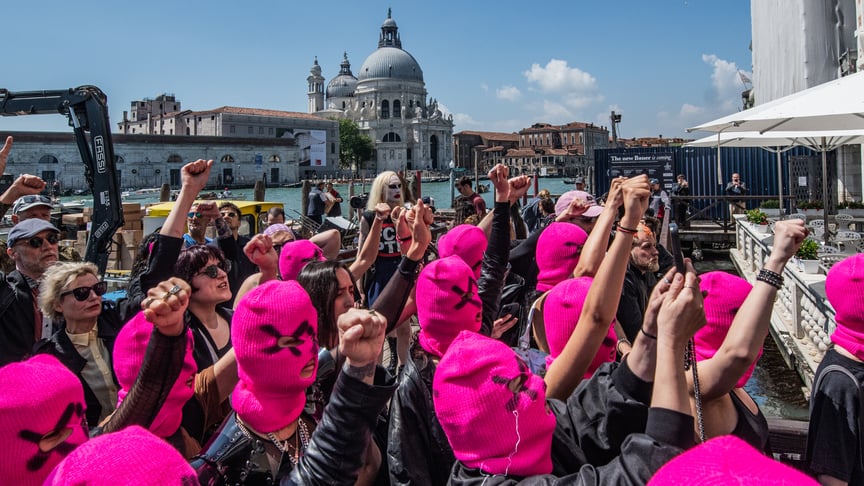 Ілюстративне фото. Активістки Pussy Riot протестують проти допуску росії до Венеційської бієнале, 7 травня 2026 року