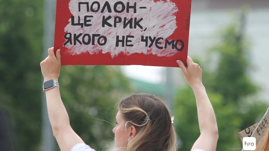 «Ці порожні стільці — не лише тут, а й удома». У Києві пройшла акція-нагадування про полонених і зниклих безвісти захисників