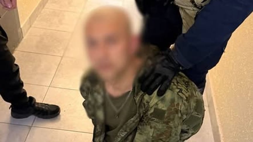 Затриманий чоловік, який ходив з автоматом по ЖК у Києві