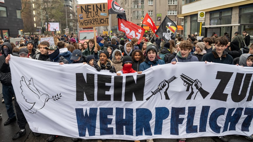 Протестувальники зібралися на мітинг на знак протесту проти обов'язкової військової служби в Німеччині, Берлін, 5 грудня 2025 року