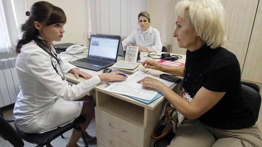 Пацієнтка на прийомі у лікарки в амбулаторії загальної практики сімейної медицини в Києві, 30 серпня 2017 року