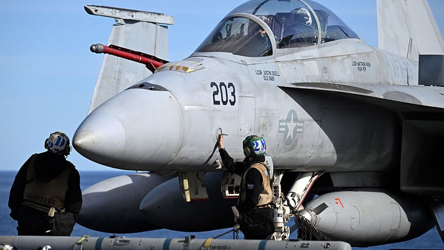 Винищувач F-18 готується до зльоту з авіаносця USS Gerald R. Ford, Осло, Норвегія, 24 вересня 2025 року.