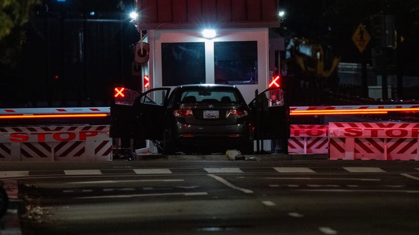 Автомобіль, який протаранив захисну барикаду біля комплексу Білого дому у Вашингтоні, 21 жовтня 2025 рок