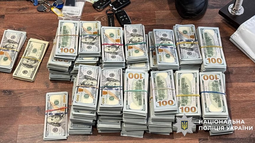 Правоохоронці затримали чоловіка на Закарпатті, якого підозрюють у кібершахрайстві на понад 100 мільйонів доларів