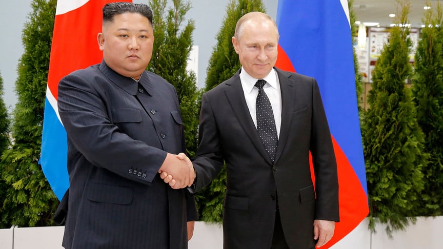 Лідер Північної Кореї Кім Чен Ин і президент росії володимир путін потискають руки під час зустрічі у російському Владивостоці, 25 квітня 2019 року