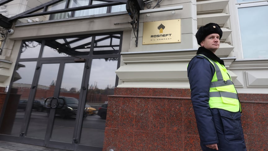 Охоронець біля штаб-квартири «Роснефти» в Москві
