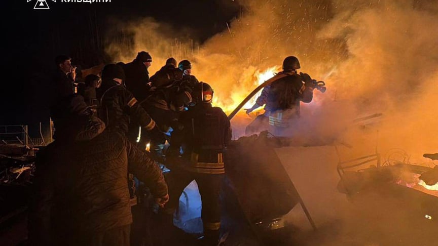 Рятувальники гасять пожежу після російських атак, Київ, 9 січня 2026 року