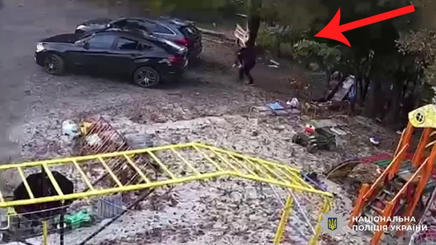 Чоловік забирає дитину перед тим, як вивезти її за кордон