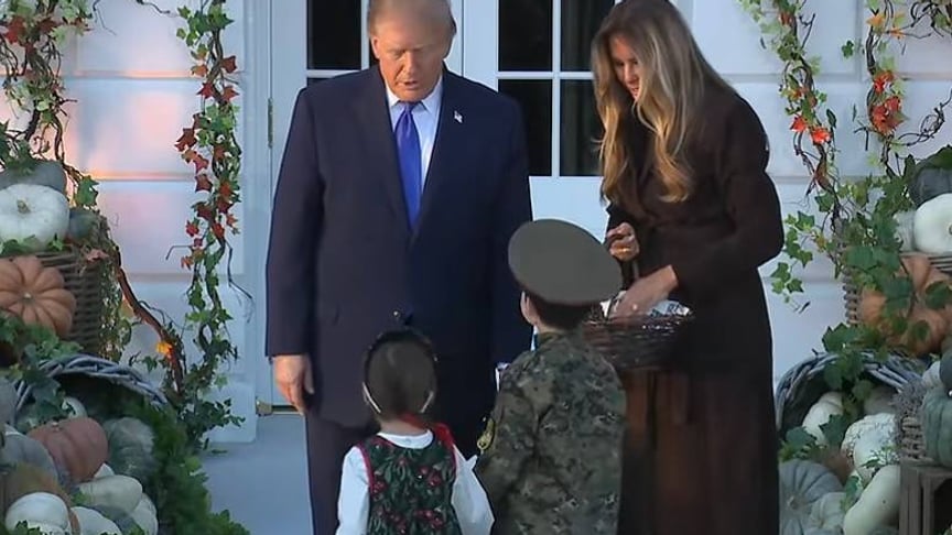 Дональд і Меланія Трамп з дітьми у російських костюмах Дональд і Меланія Трамп з дітьми у російських костюмах