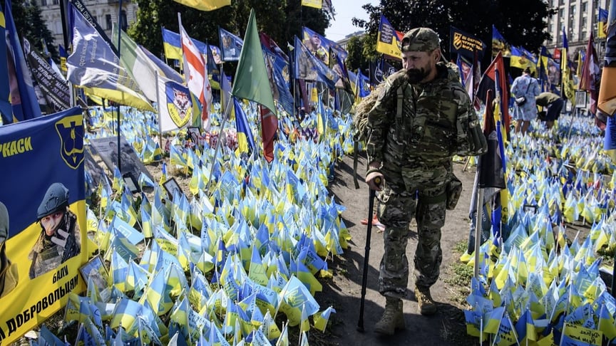 Ілюстративне фото. Український військовослужбовець вшановує пам’ять своїх побратимів біля імпровізованого меморіалу на майдані Незалежності в Києві, 29 серпня 2024 року