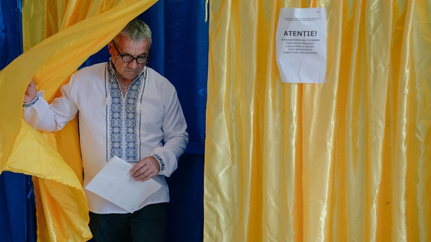 Ілюстративне фото. Чоловік готується віддати свій голос на виборах президента Румунії, 4 травня 2025 року