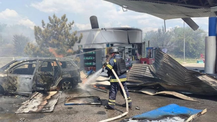 Последствия российского удара по заправке в Днепропетровской области