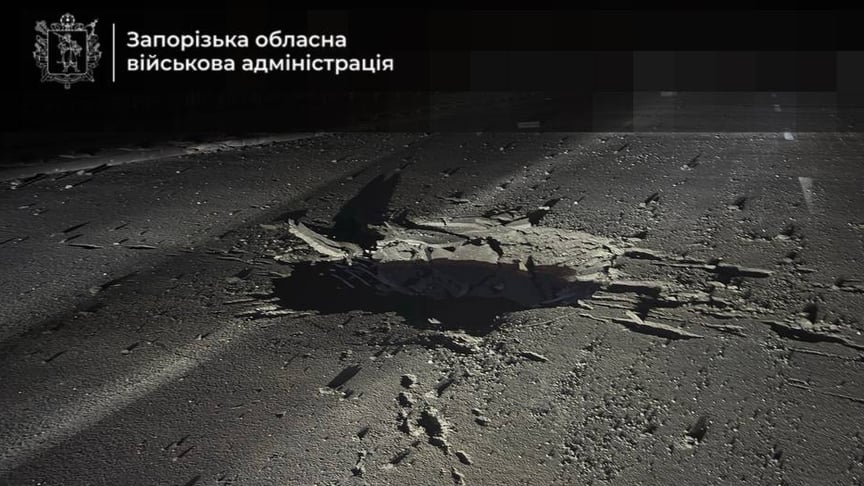 Вирва, яка утворилася після російського удару по мосту через Дніпро в Запоріжжі, 6 жовтня 2026 року
