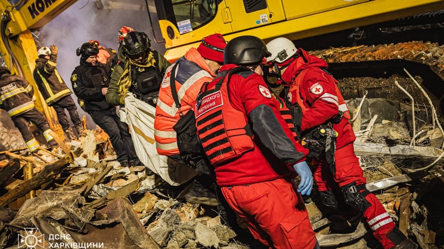 Рятувальники розбирають завали на місці російського удару по Харкову, 3 січня 2026 року