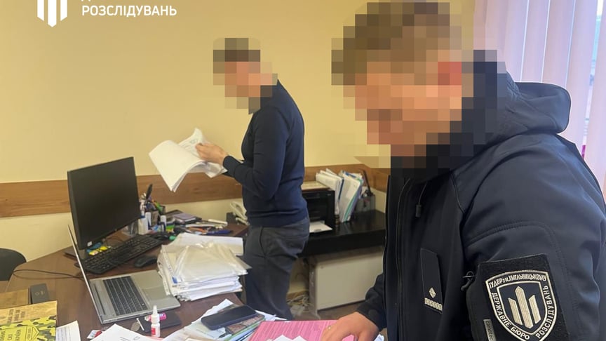 Працівники ДБР вручають підозру