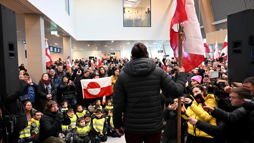 Ілюстративне фото. Міністерка закордонних справ Гренландії Вівіан Моцфельдт (у центрі) звертається до місцевих жителів, які зустрічають її в аеропорту Нуука, 20 січня 2026 року