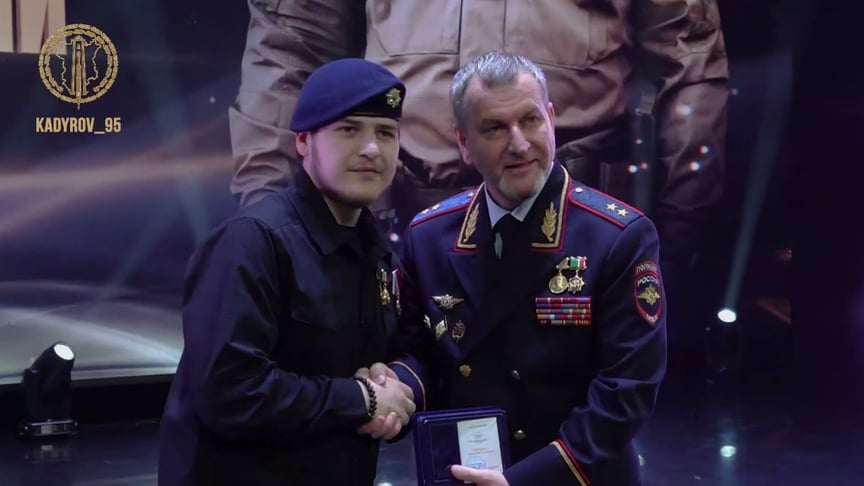 Адам Кадиров отримує пам'ятну медаль