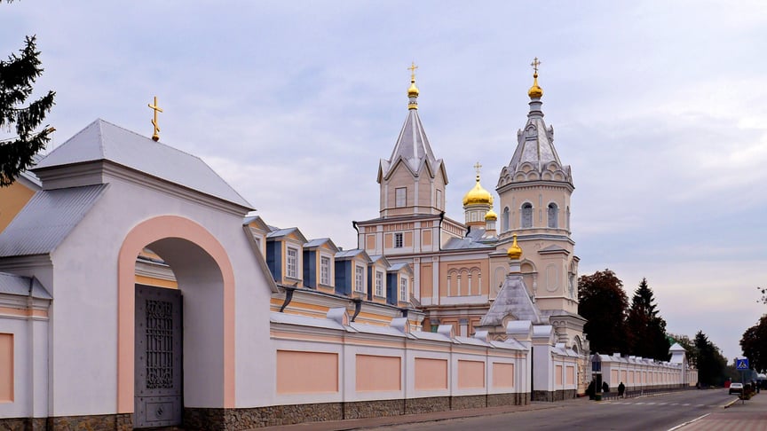 Троїцький монастир у місті Корець у жовтні 2015 року