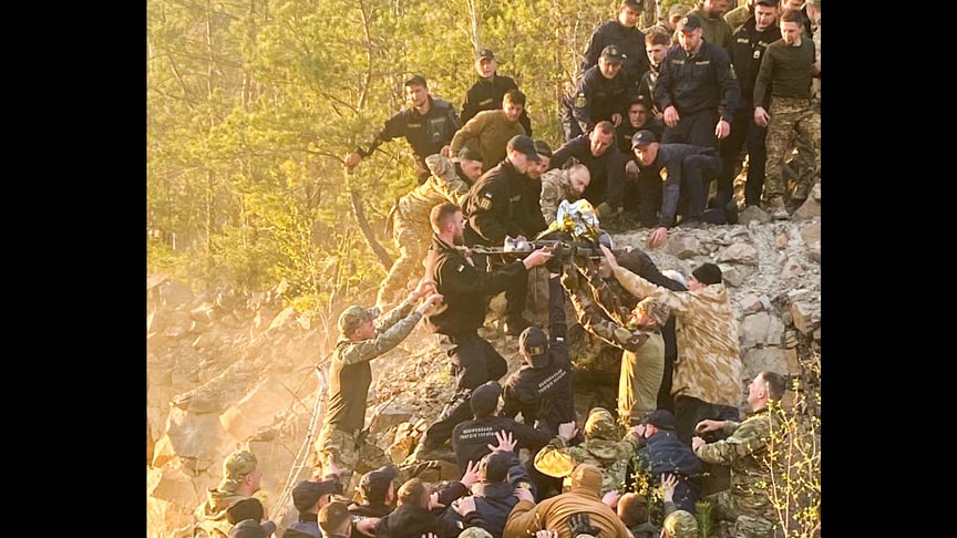 Хлопчика спускали з виступу, утворивши живий ланцюг