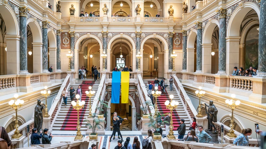 Український прапор, який вивісили учасники організації «Капутін» у Національному музеї Чехії, 30 березня 2026 року