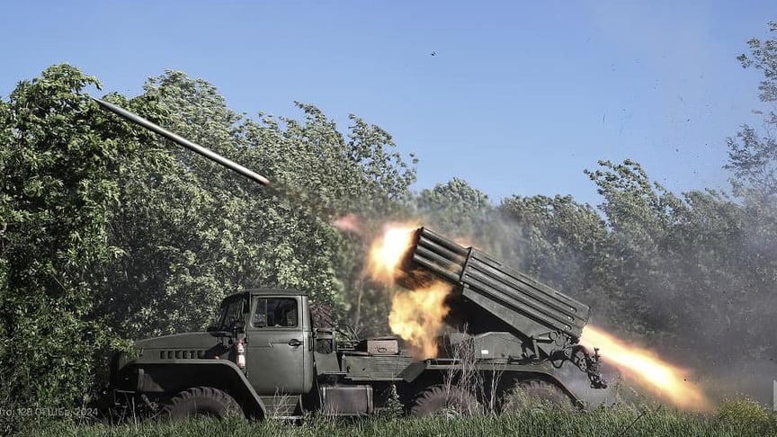 Українські військові ведуть вогонь по росіянах. Ілюстративне фото