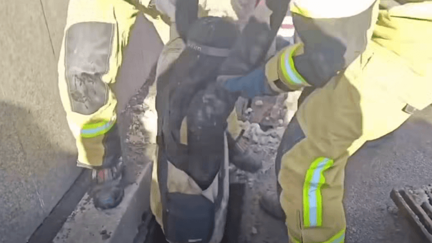 Рятувальники дістають із каналізації заблукалих дітей