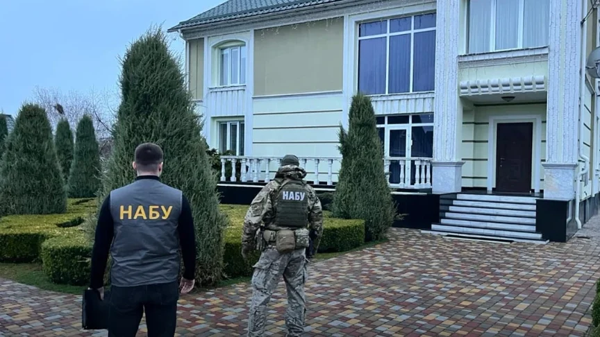Правоохоронці НАБУ і САП проводять слідчі дії