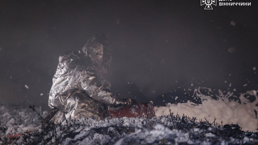 Спасатели работают на месте российского удара в Винницкой области, 30 октября 2025 года