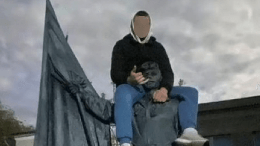 На Тернопільщині підліток виліз на пам’ятник Герою Небесної Сотні