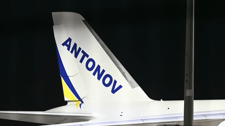 Літак Ан-124 в аеропорту Лейпцига Літак Ан-124 в аеропорту Лейпцига