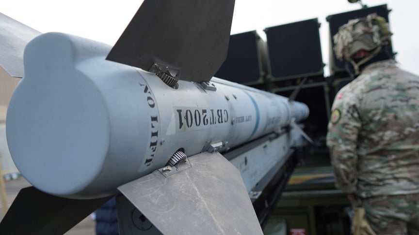 Ракета AMRAАМ Ракета AMRAAM під час презентації нової наземної системи ППО NASAMS на авіабазі «Скалструп» у Роскілле (Данія), 17 грудня 2025 року