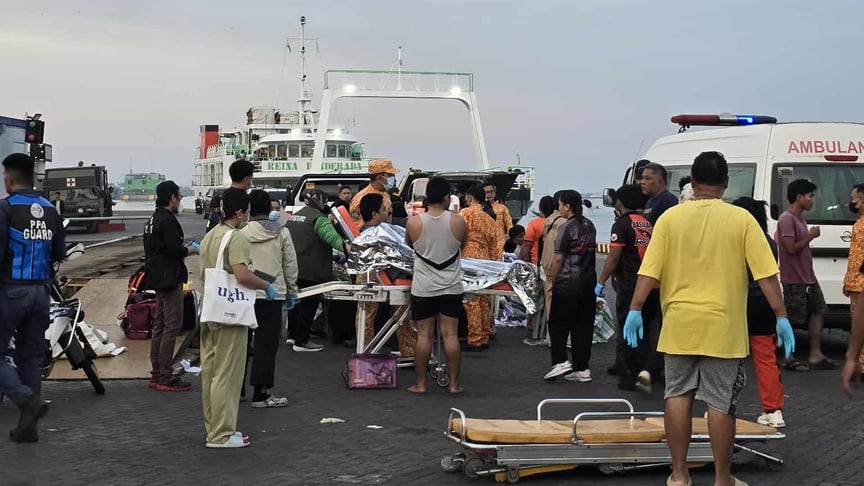 Люди в гавані після затоплення судна M/V Trisha Kerstin 3, що перевозило понад 300 пасажирів, Філіппіни, 26 січня 2026 року