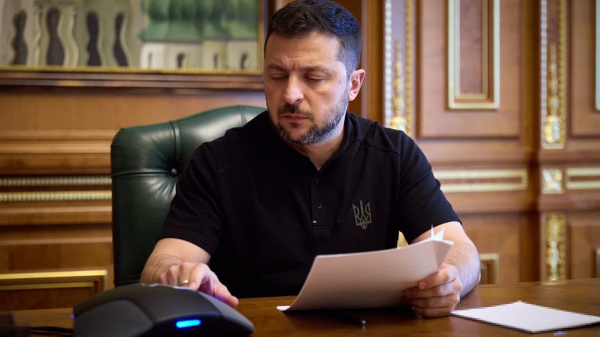 Ілюстративне фото. Президент України Володимир Зеленський говорить телефоном