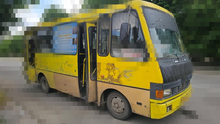 Наслідки російського удару дроном по маршрутці в Херсоні