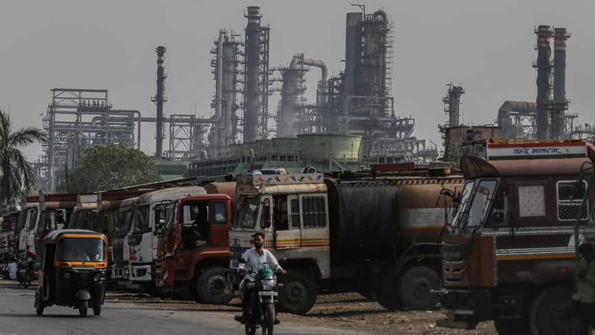 Нафтові цистерни біля нафтопереробного заводу Bharat Petroleum Corp в Мумбаї, Індія Нафтові цистерни біля нафтопереробного заводу Bharat Petroleum Corp в Мумбаї, Індія
