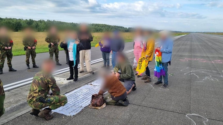 Десять человек арестованы на взлетно-посадочной полосе авиабазы Фолькель