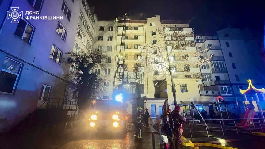 Рятувальники ліквідовують пожежу, яка сталася на місці вибуху в Івано-Франківську