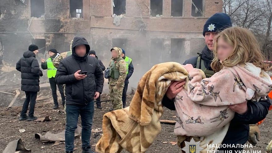 Полицейский оказывает помощь людям в Кривом Роге, 22 января 2026 года