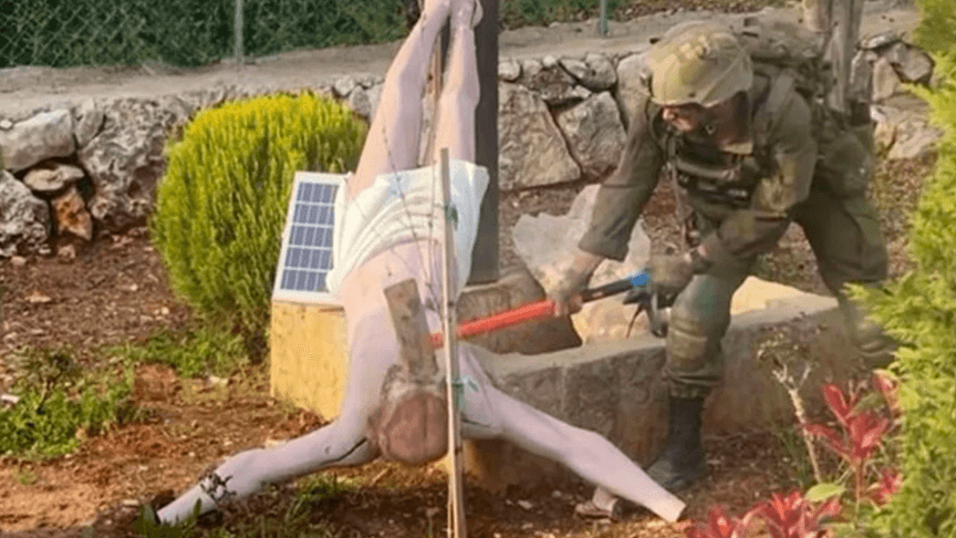 Військовий ЦАХАЛу розбиває пам'ятник Ісусу в Лівані