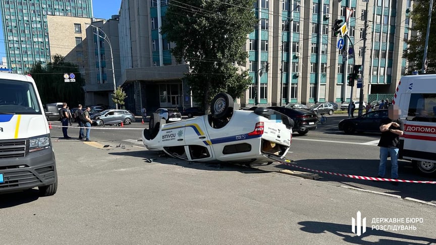 Службове авто, яке перекинулося внаслідок ДТП у Києві Службове авто, яке перекинулося внаслідок ДТП у Києві