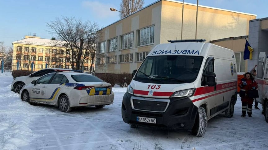 Правоохоронці й медики біля школи, де стався напад