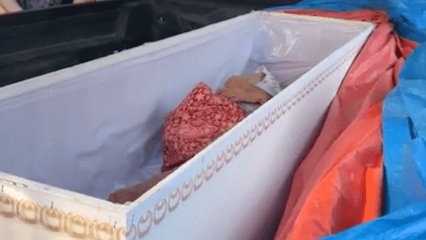 65-річна жінка лежить у труні біля храму Wat Rat Prakhong Tham у Таїланді 65-річна жінка лежить у труні біля храму Wat Rat Prakhong Tham у Таїланді