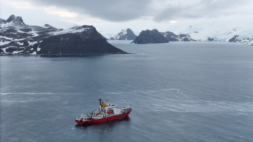 Український криголам «Ноосфера» прямує до польської антарктичної станції «Арцтовський», листопад 2025 року